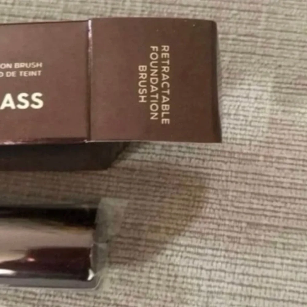 Hourglass Retractable Foundation Brush ~NEW~